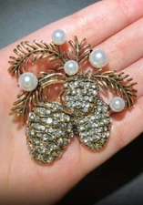 Vintage Pine-nut Brooche Christmas Pins Women Men Luxury Coat Jewelry Badge Gift