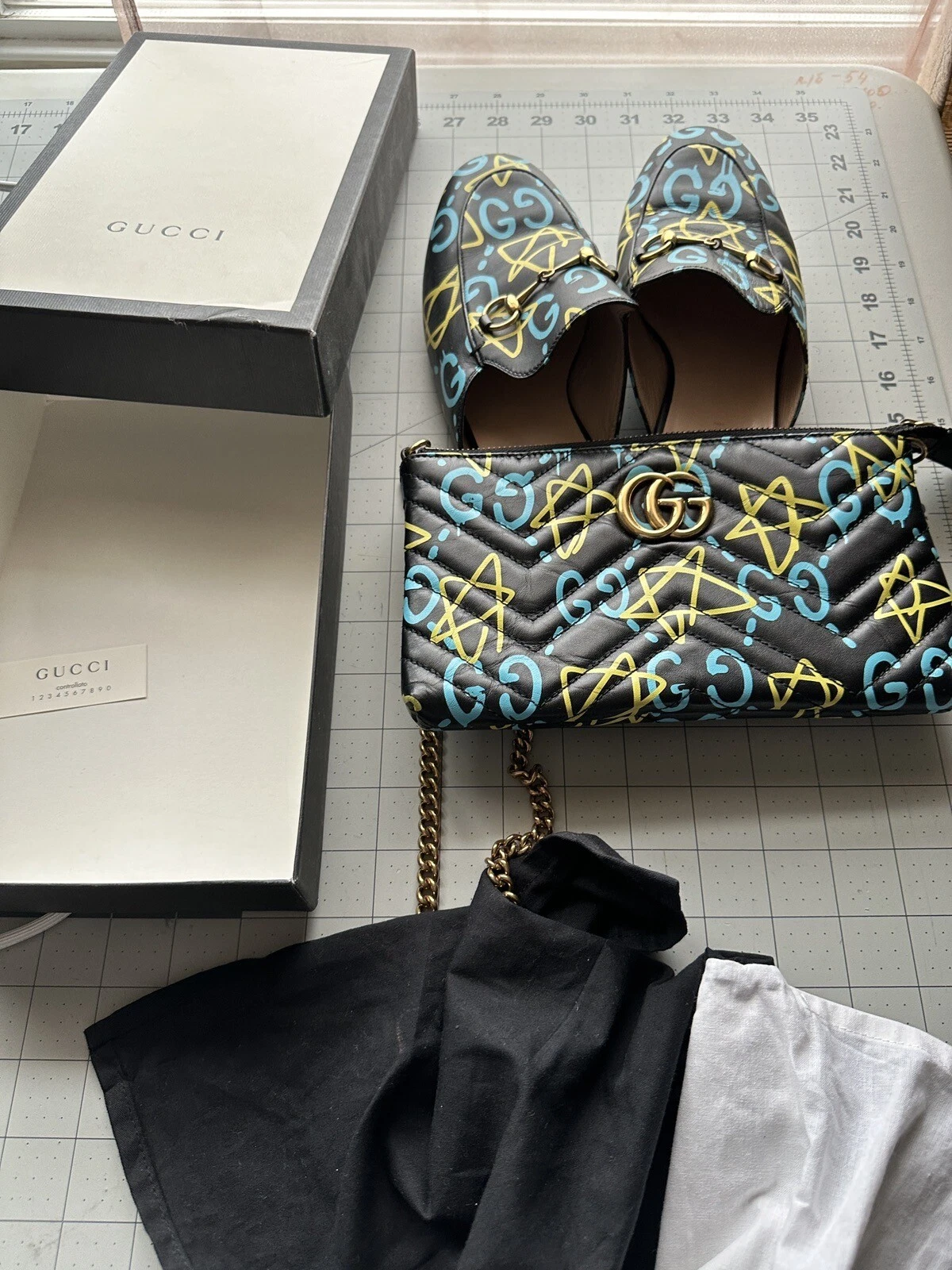 Lot de sacs et mules Gucci.