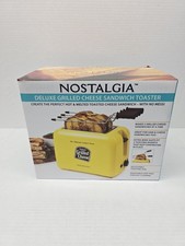 Tostadora sándwichera de queso a la parrilla amarilla Nostalgia TCS2 cestas fáciles de limpiar