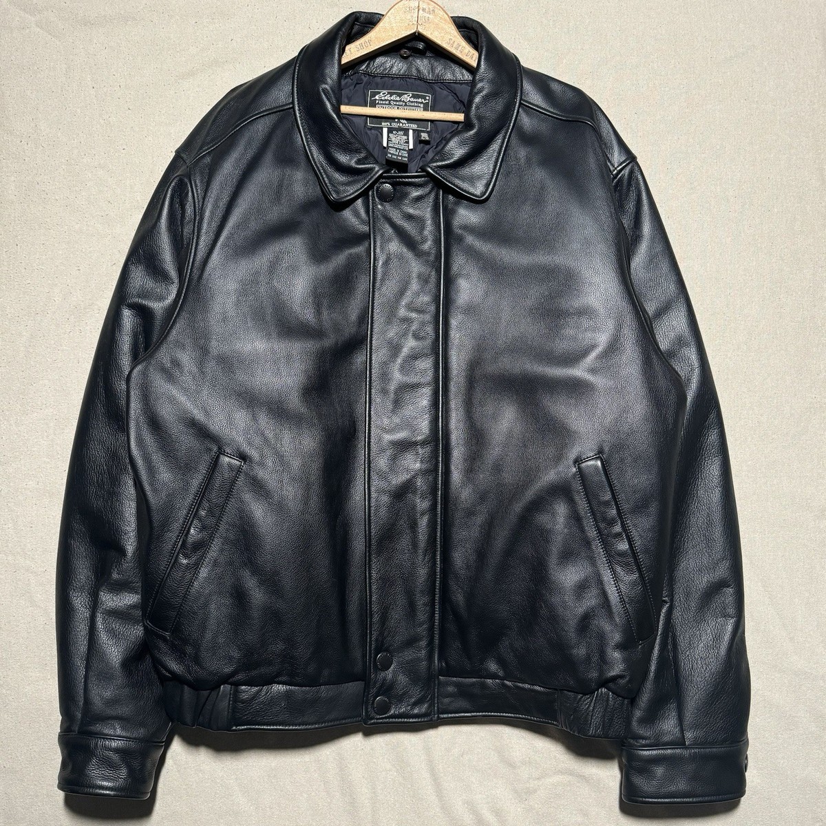 り*ん様 90s Eddie Bauer short leather bombe Vintage 90's Eddie Bauer Men's Leather Bomber Jacket - Size