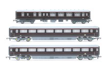 HORNBY 'OO' GAUGE RAKE OF 3 ROYAL TRAIN CLARET ASSORTED COACHES