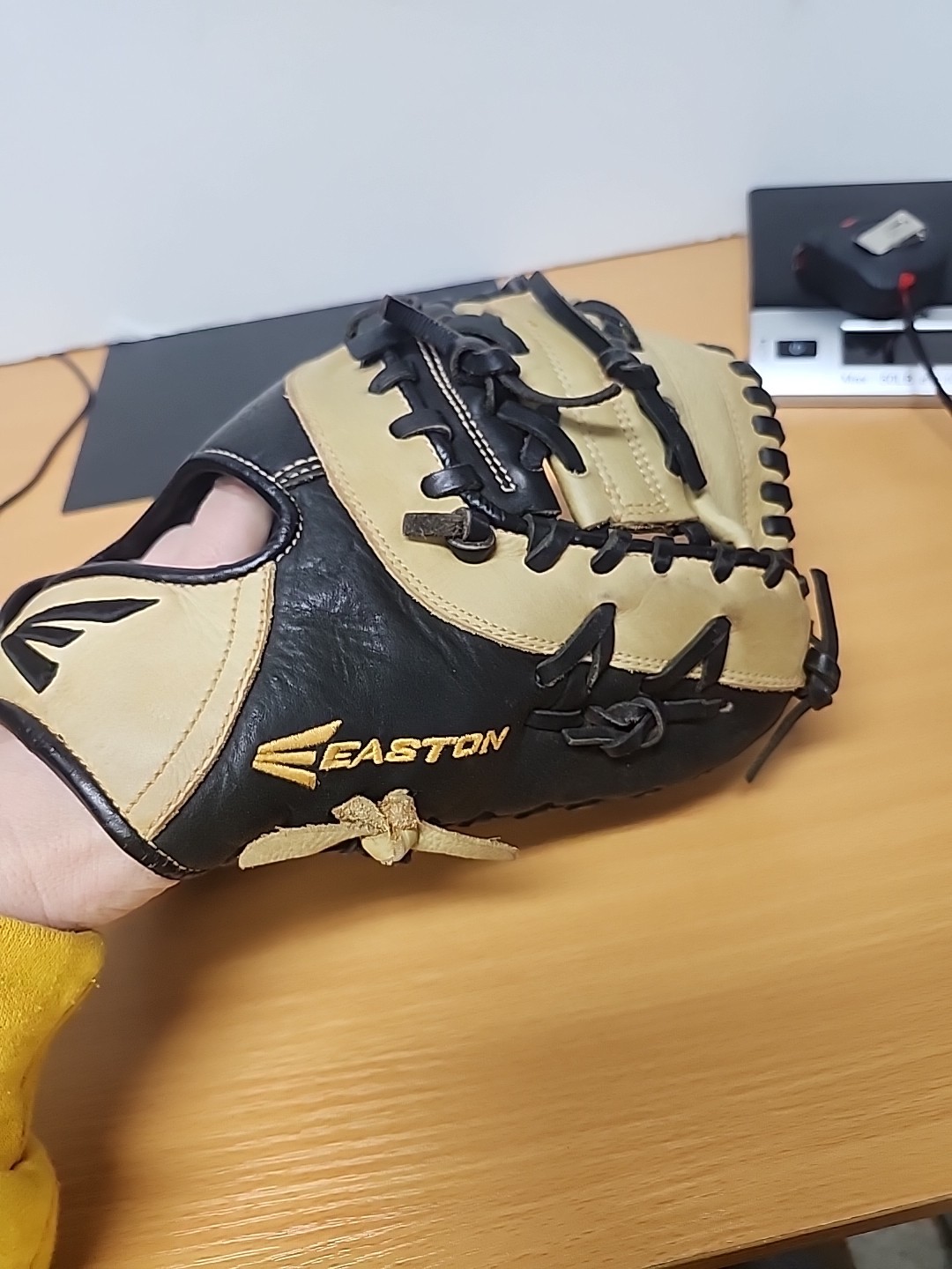 Youth Easton Naty3000 Broke In Glove