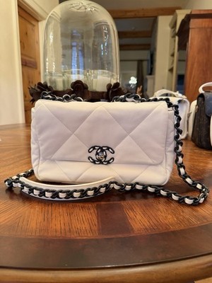 CHANEL 19 medium White Lambskin Quilted Shoulder Bag with Chain Strap -microchip