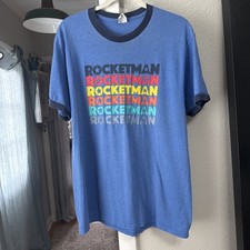 Camiseta para hombre L Rocketman Ringer 2019 gira mundial de teatro Elton John película azul
