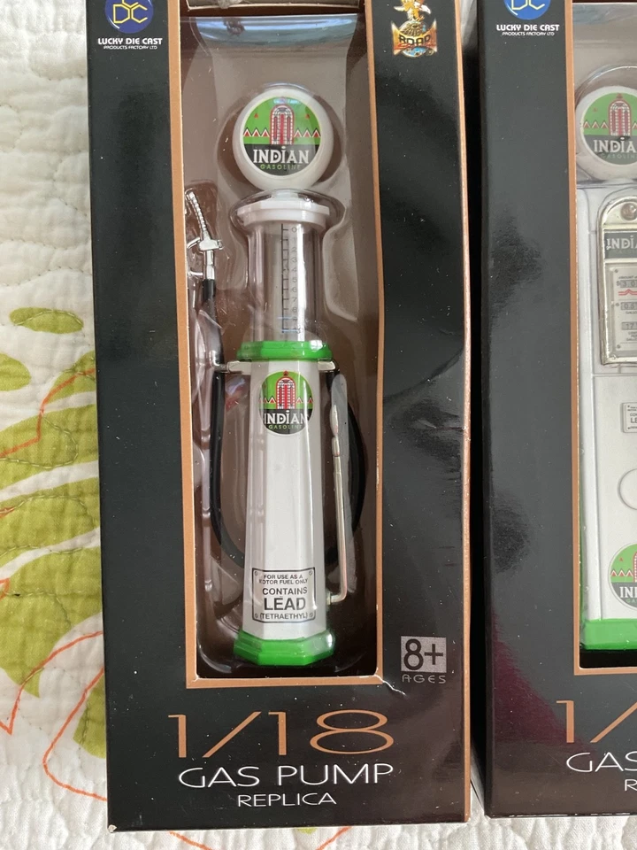 Road Signature Collection, Juego de 2, 1/18, Bombas de Gas Indias Fundidas a Presión, ¡NUEVO EN CAJA! Foto 2 de 4