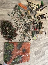 Huge army men lot with tons of pieces included from the 90  s 2000s era.