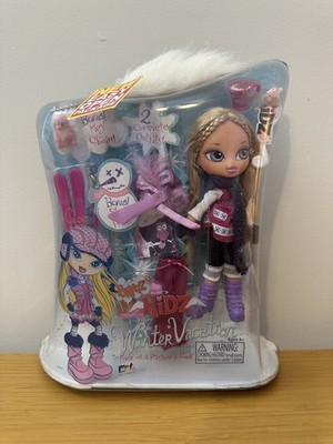 BRATZ Kidz Winter Vacation Cloe Doll w/ Keychain Skis 2 Complete Outfits NOS