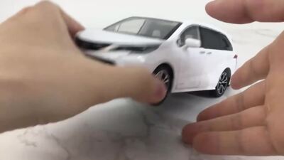 1/24 Toyota Sienna MPV Model Toy Car Collectible Toy Sound Light