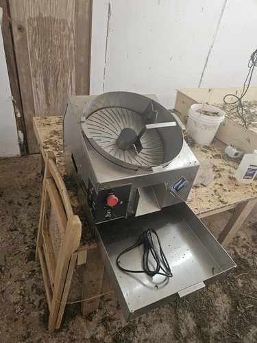 dry Cannabis Bud trimmer 