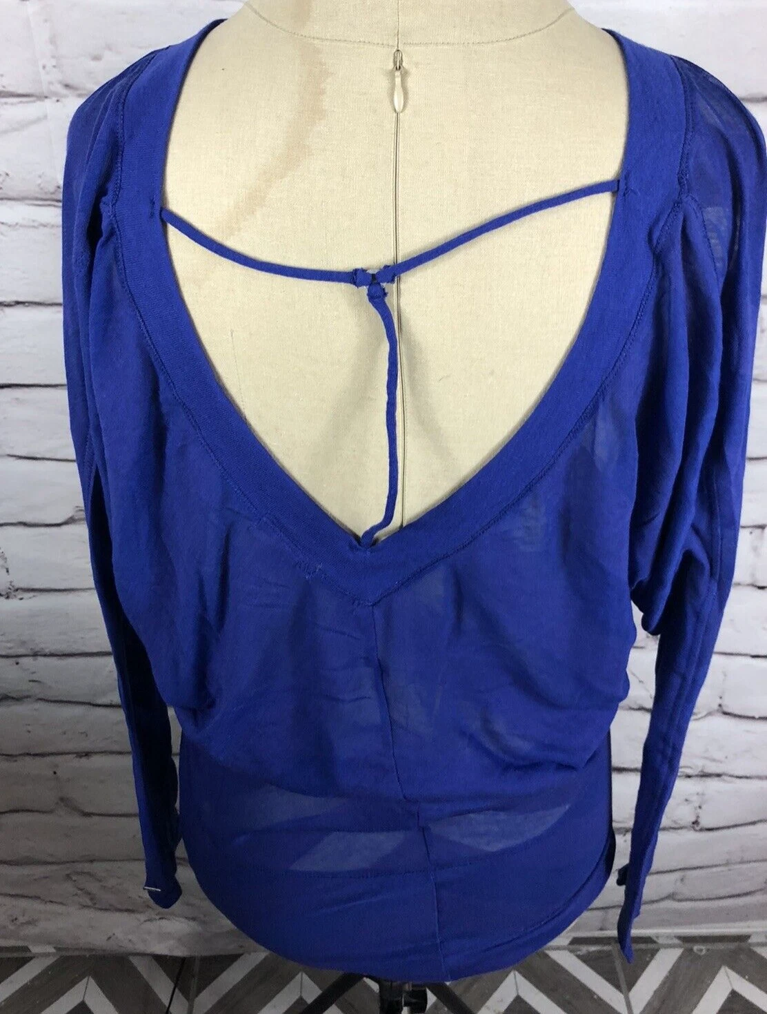 alo-yoga long sleeve v-neck open back shirt