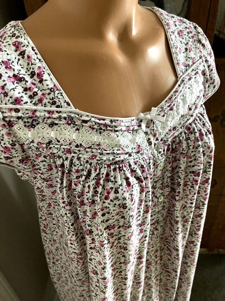 CAMISÓN EILEEN WEST BORGOÑA FLORAL CON PLIEGUES Y ENCAJE ALGODÓN PRADERA TALLA M Foto 4 de 4