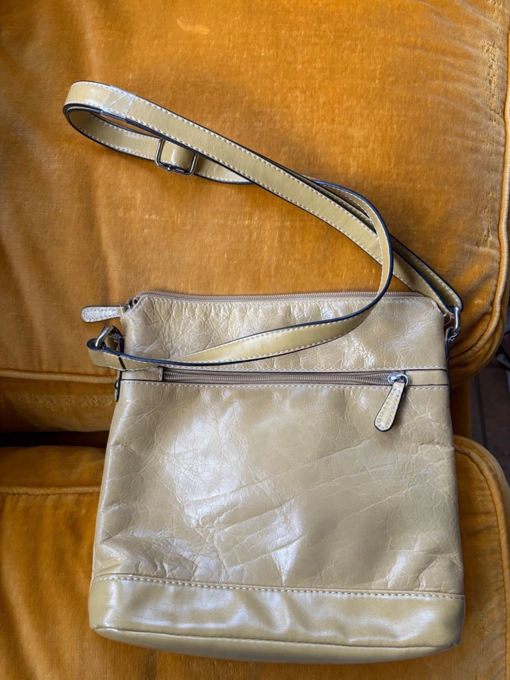 Cartera Bandolera Organizadora de Cuero Amarillo Giani Bernini 10x9.5" Foto 2 de 4