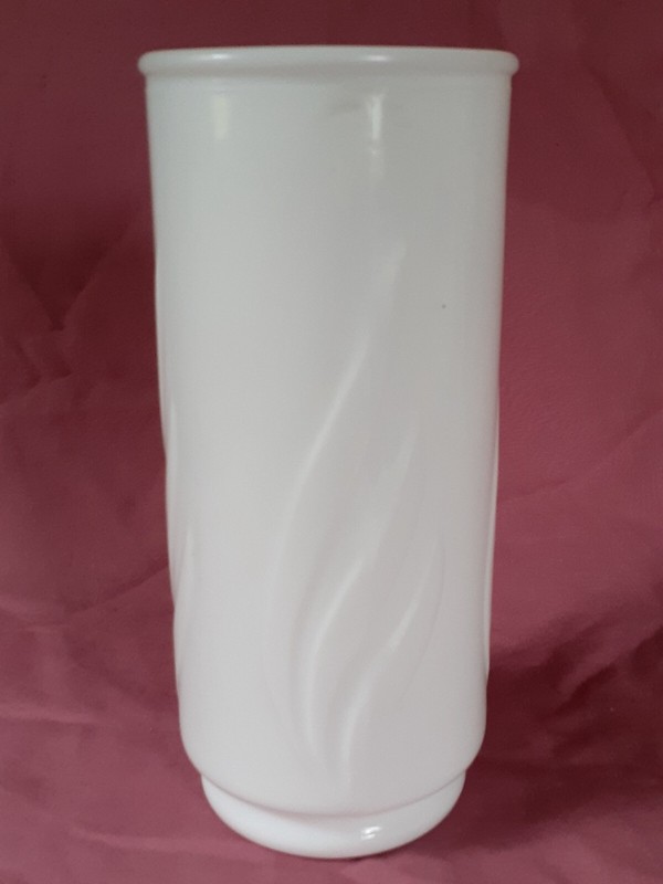 BEAUTIFUL ANTIQUE 7 1/2 IN. TALL MILK GLASS VASE WITH RAISED FLAME DESIGN 