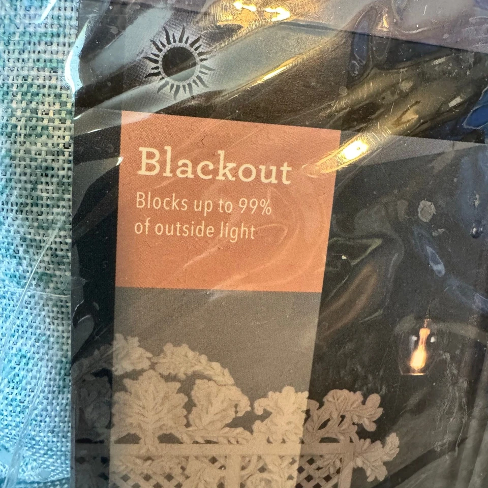 Panel de cortina ojal Allen + Roth Blackout superior marina boho verde 84” X 50” Foto 2 de 4