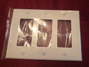 Leviton PJ263-W 3-Gang Decora/GFCI Device Wallplate in Midway Size, White.