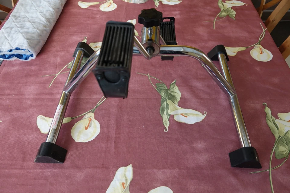 Mini vélo pédalier rééducation maintien entrainement personnes âgées seniors - Photo 2/4