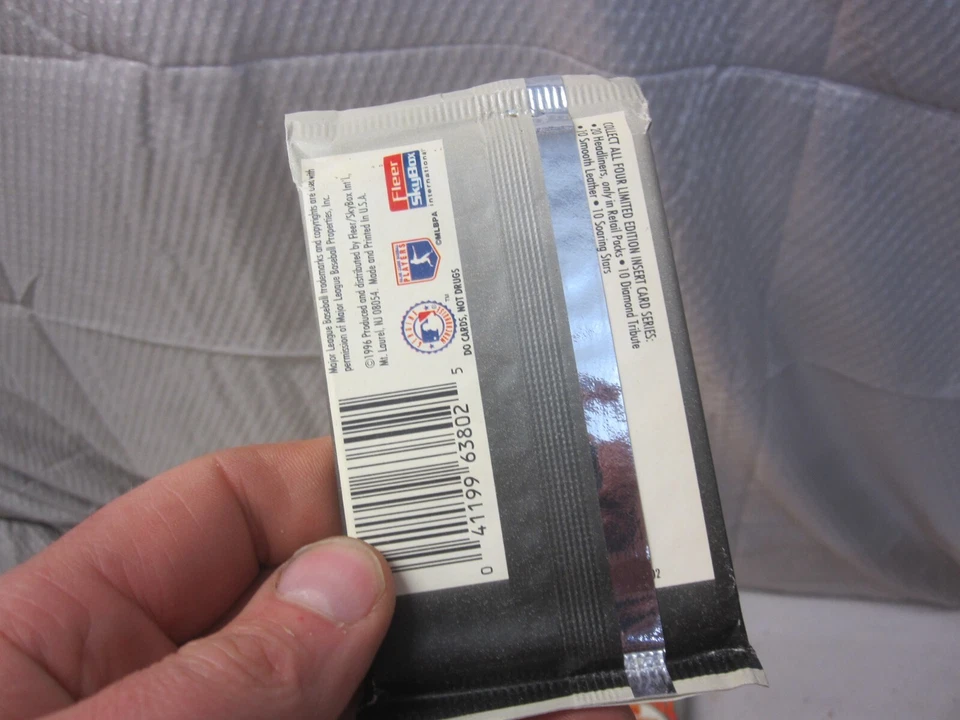 Fleer Baseball '96 Update Sealed Retail Pack Trading Card Set - Lot of 27 - Image 4 of 4