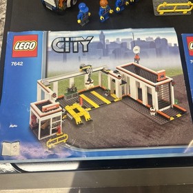 LEGO #7642 Garage &ndash; Complete w Instructions & Minifigs 2009 Retired & Rare!