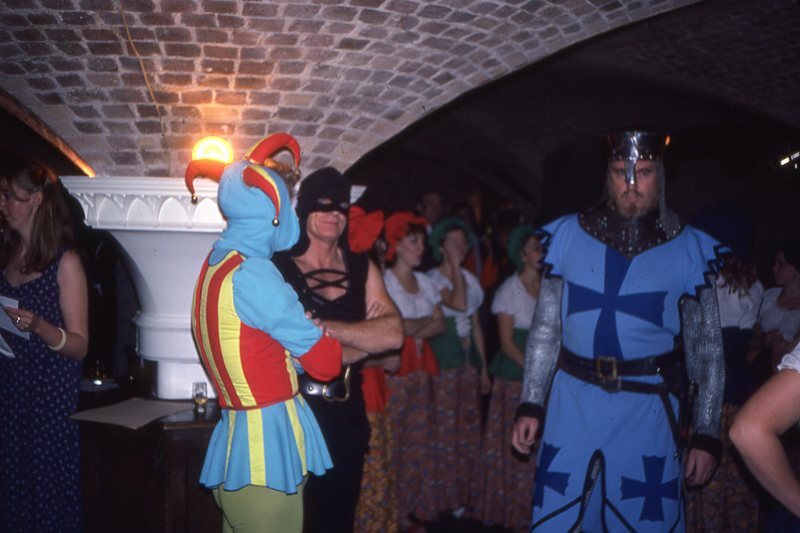 TRABAJADORES DE LA ÉPOCA MEDIEVAL VESTIDOS DE DISFRAZ 1977 35mm DIAPOSITIVA FOTOGRÁFICA