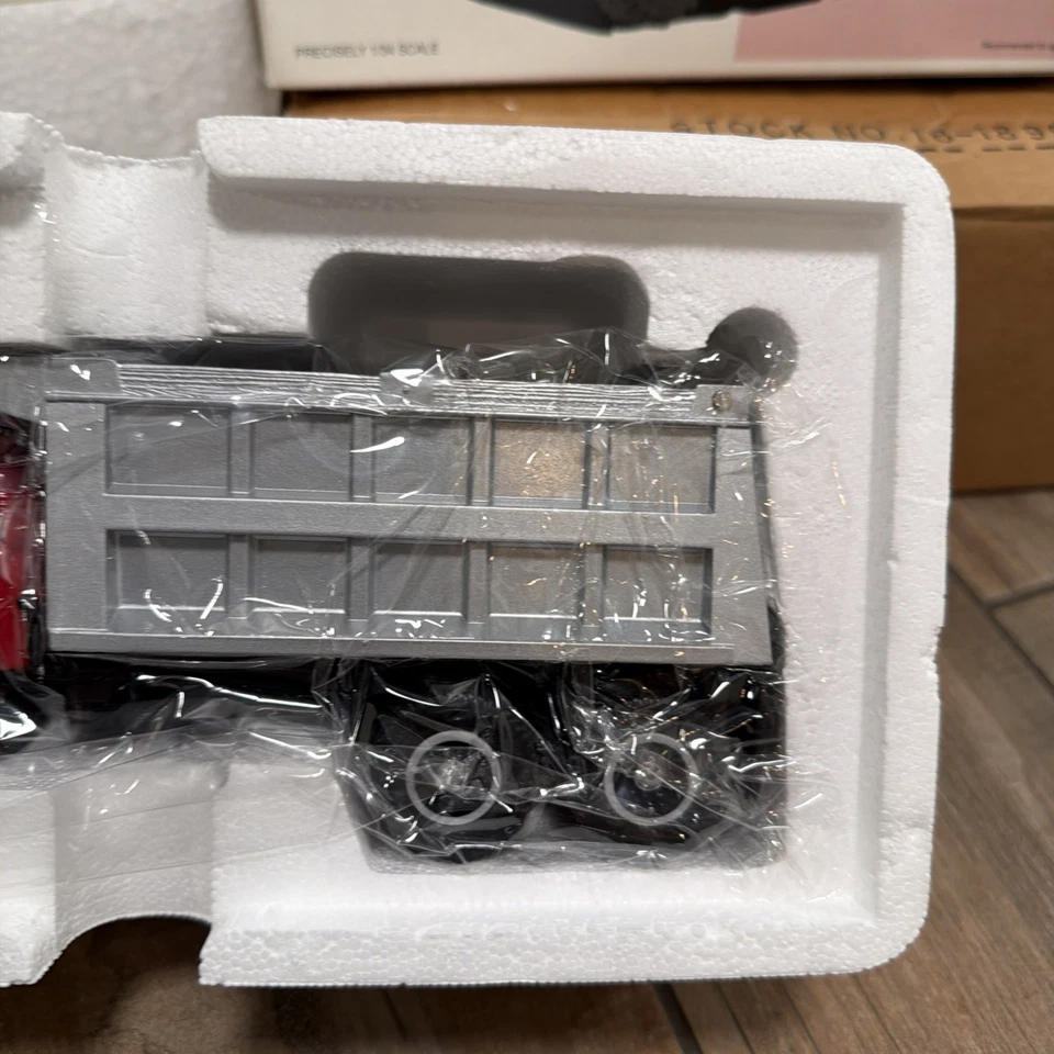 FIRST GEAR MACK DUMP TRUCK 18-1899 1960 MODEL B-61 NEW GEM WITH SHIPPER 1996 - Image 3 of 4