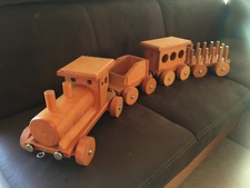 Holz-Eisenbahn Handarbeit Lok und 3 Waggons Gesamtl&auml;nge 125 cm