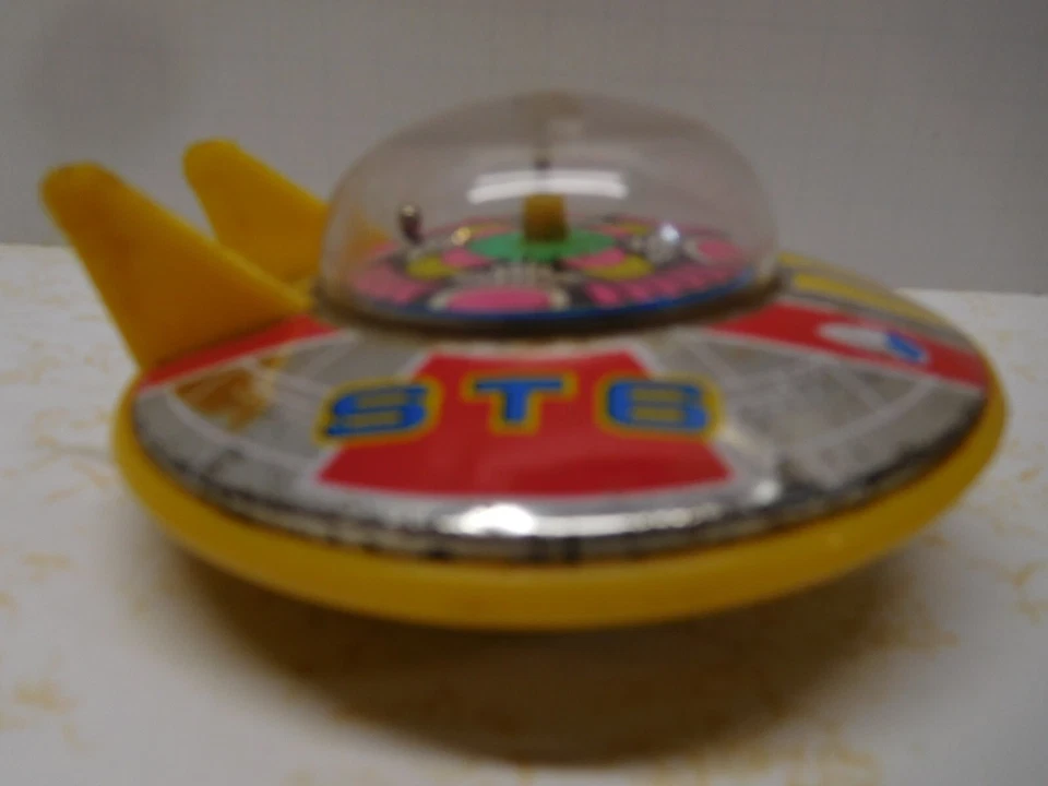Vintage 4 inch Made in Japan ST-6 UFO Alien Plastic Toy w/Wheels & Spinning Disc - Image 4 of 4