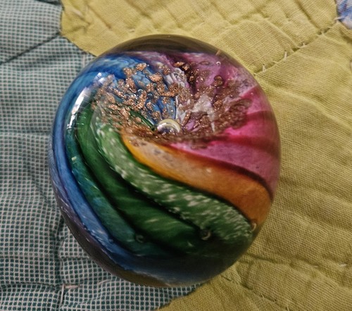 '99 Marilyn Kimble Holt Rainbow Swirl Twist SIGNIERT Kunst Glas Briefbeschwerer