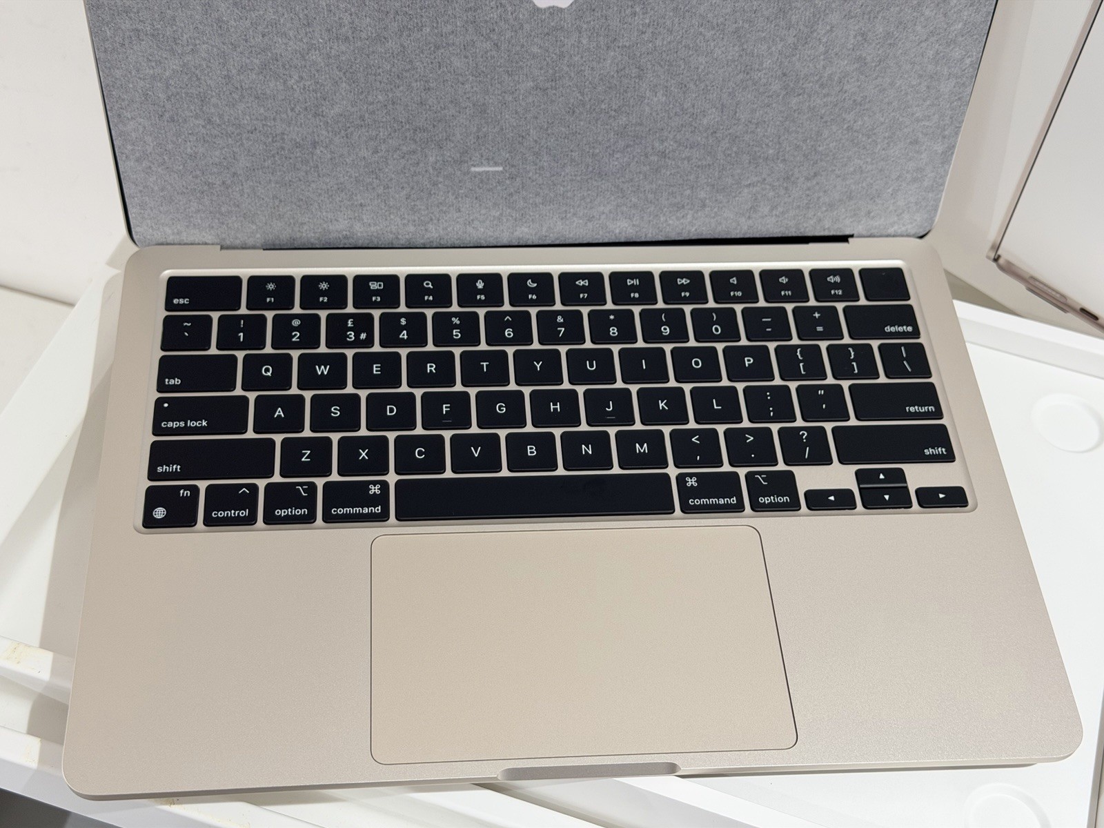 Apple MacBook Air 2022 13" M2 8-Core 8-Core GPU SSD 1TB Ram 16GB Valid AppleCare