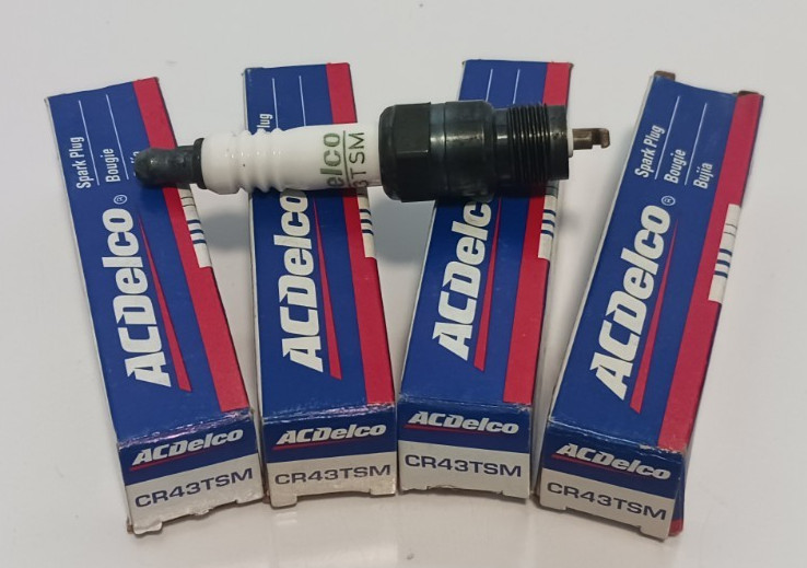 4X GENUINE GM OEM ACDELCO SPARK PLUGS CR43TSM NOS FREE SHIPPING