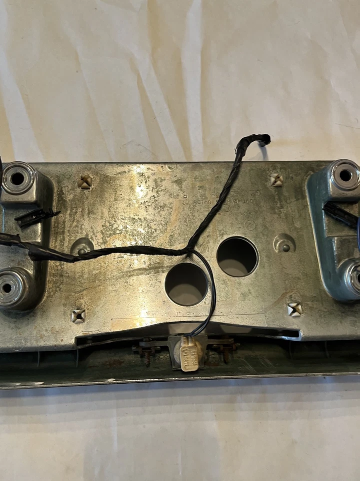 Luz trasera de respaldo y moldura de licencia Cadillac DeVille/Fleetwood 1991-1993 16511039 Foto 4 de 4