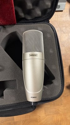 Shure KSM32 Cardioid Condenser Microphone With Case and