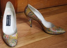 Vtg Stuart Weitzman Mr. Seymour 7 AA Narrow Hologram Pointed Toe Heels Floral