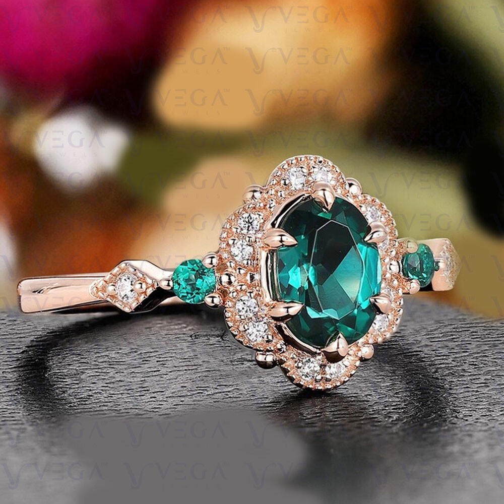 Oval Shape Natural Emerald Gemstones Diamond Ring Real