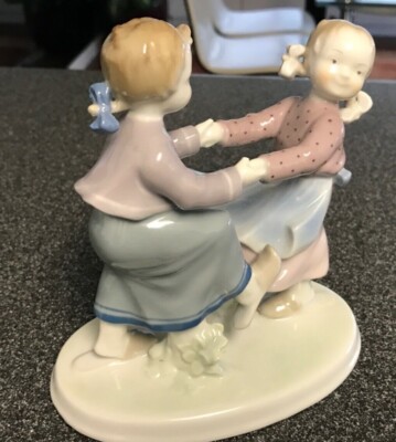 VINTAGE KUNST ILMENAU  GDR  TWO GIRLS DANCING  PORCELAIN FIGURINE 5.50'' GERMANY