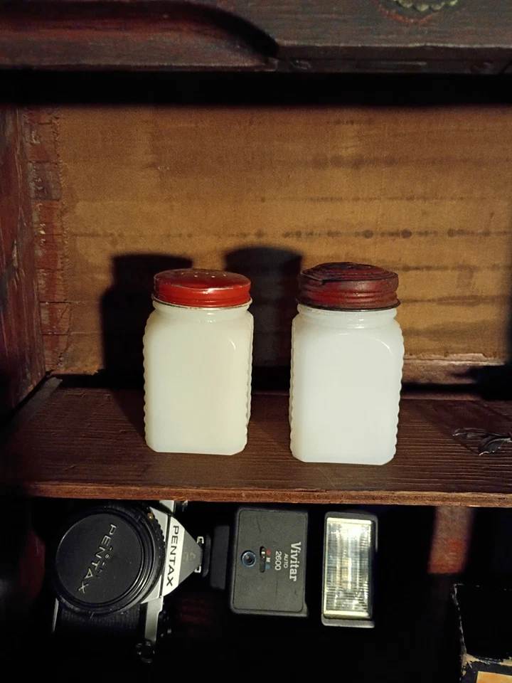 Vidrio de leche Hazel Atlas vintage años 40 holandés niño niña sal pimienta decoración cuello rojo Foto 3 de 4