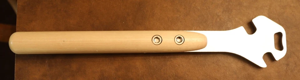 Llave de pedal y abrebotellas Lezyne Classic: 14,2 pulgadas, barnizado Foto 2 de 2