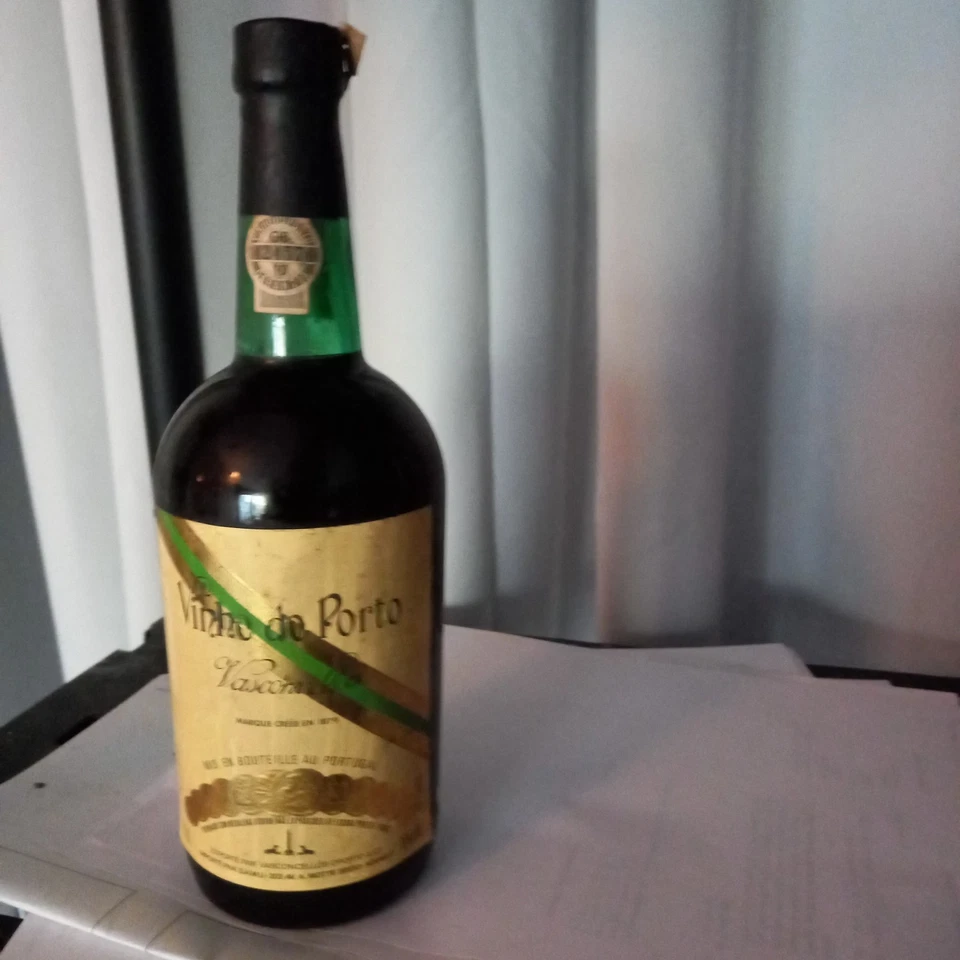 Bouteille de Porto rouge - VASCONCELLOS - 75 cl - 19% vol. - (acheté avant 1999) - Photo 2/4