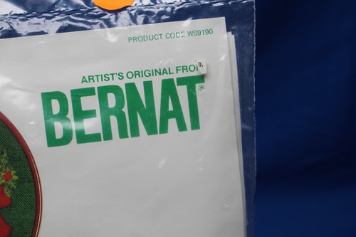 De Colección Bernat Crewel Kit Aros de Vacaciones Sra. Claus Sosteniendo Guirnalda con Aro - Imagen 3 de 7