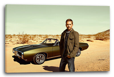 Wandbild Paul Walker in Wüste vor amerikanischem Cabrio