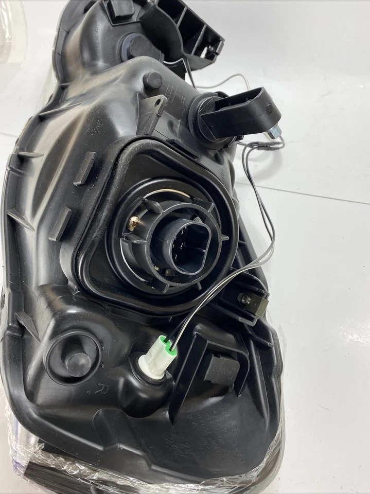 Conjunto de faros Dorman 1591103 para pasajero derecho Chrysler Sebring 04-06 Foto 4 de 4