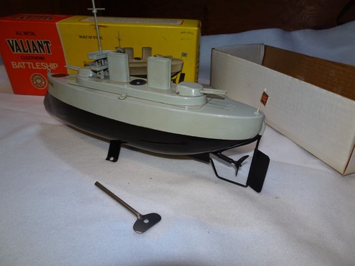 Sutcliffe models Valiant clockwork Battleship based on WWI Dreadnought Toy Boat - Picture 10 of 24