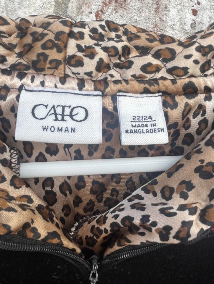 Bata para mujer Cato 22/24 negra terciopelo leopardo puños y cuello bolsillos con cremallera larga Foto 3 de 4