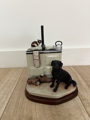 Border Fine Arts Figur Kuschelig Warm Hund und Katze in Küche Vintage Ornament 1972