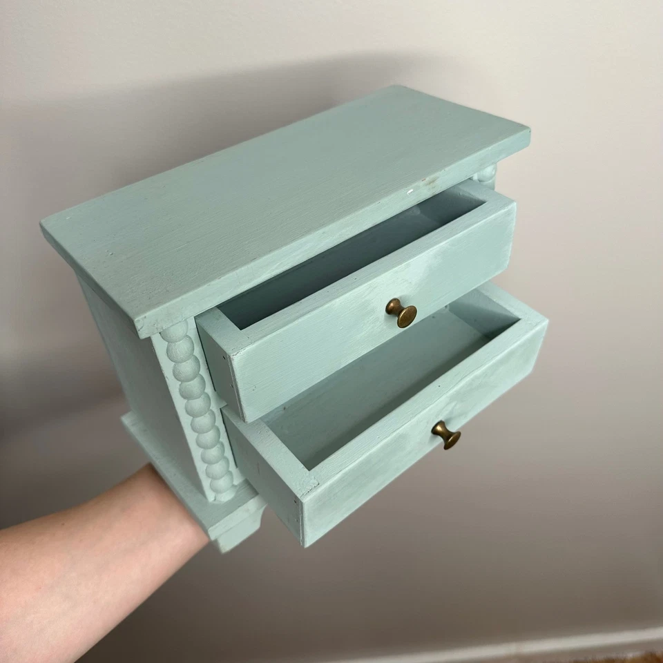 Cómoda decorativa de madera en miniatura - Mesita de noche con dos cajones Foto 3 de 4