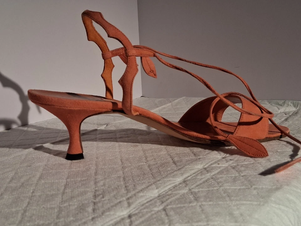 Manolo Blahnik 39 Coral gatito cura. Nunca usado. Precio original $515,00 Foto 2 de 4