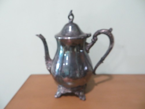 BEAUTIFUL ANTIQUE FOOTED SILVER PLATED TEA POT WITH HANDLE AND HINGED LID