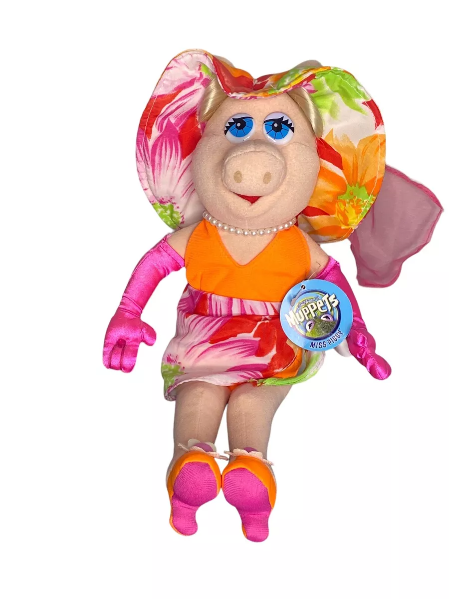 Miss Piggy Arrives to  Space L.A.