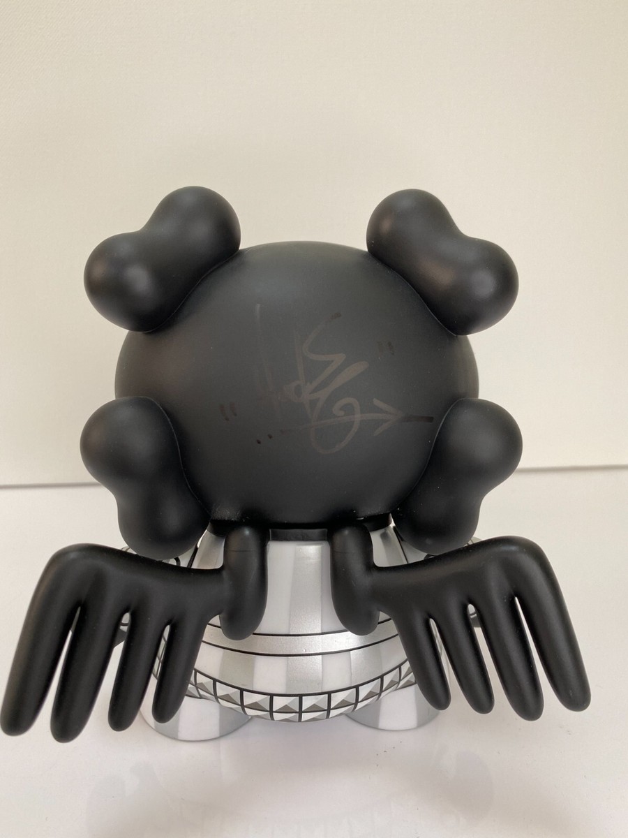 KIDROBOT Back In Black SKULLHEAD 8