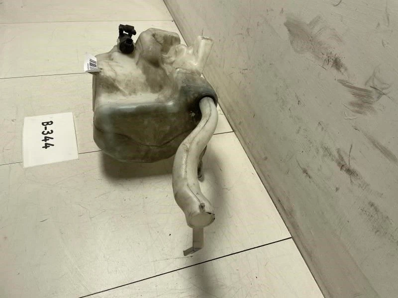 2005 VOLVO V50 T5  WINDSHIELD WASHER RESERVOIR OEM+ - Image 3 of 4