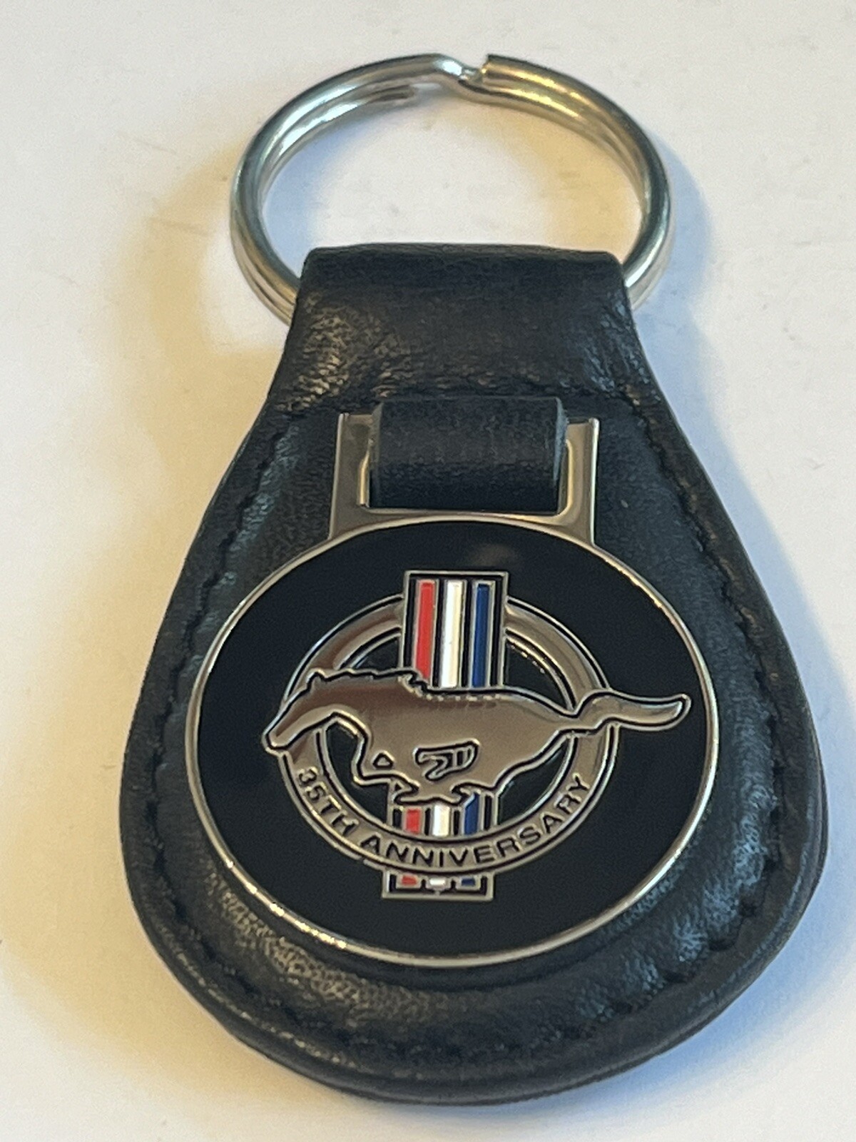 RARE 1999 LIMITED EDITION 35th ANNIVERSARY”FORD”MUSTANG CLOISONNÉ KEYCHAIN LQQK